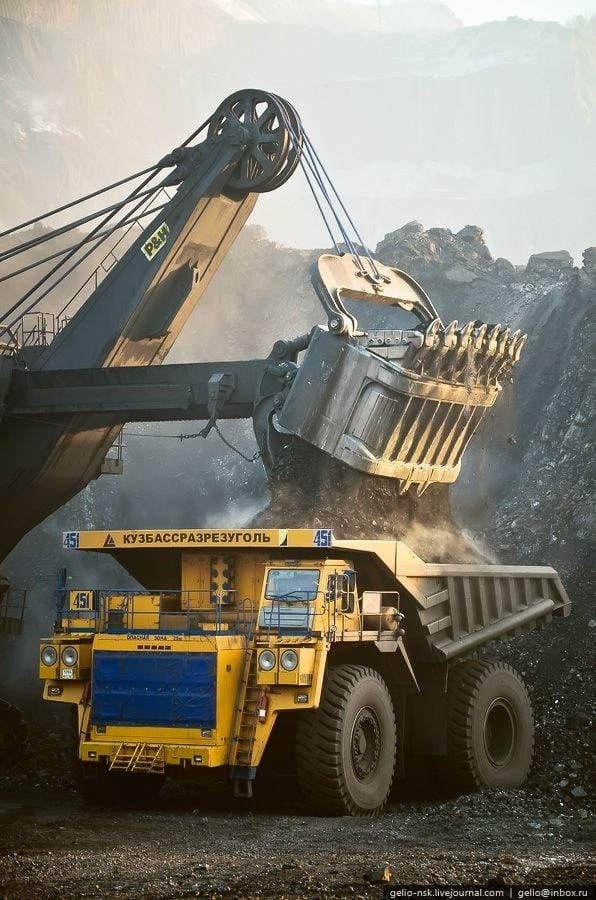 Mengenal Lebih Dekat dengan Dump Truck, Pilar Utama dalam Dunia Industri