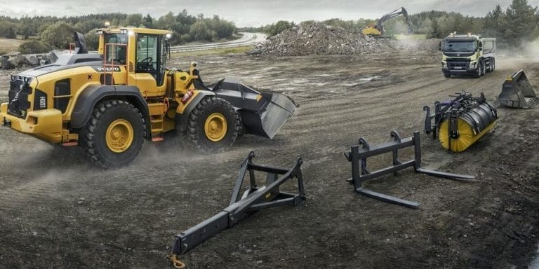 Mengoptimalkan Kinerja Wheel Loader dengan Attachment yang Tepat
